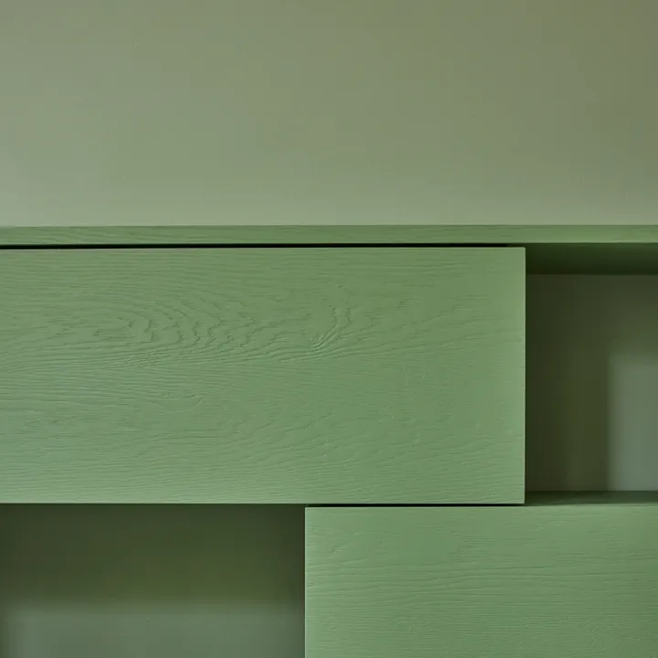 Detail von grün gestrichenem Sideboard