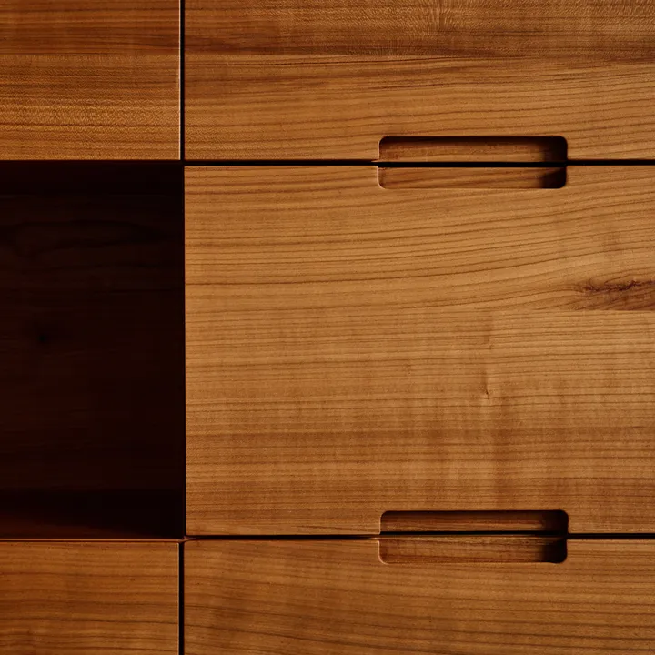 Detail Kirschbaumsideboard mit Schubladen und Griffmulden